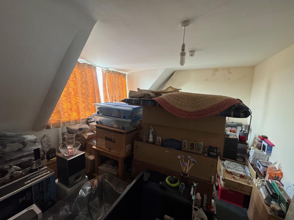 Lot: 135 - FREEHOLD INVESTMENT OF THREE FLATS - Top maisonette bedroom 2